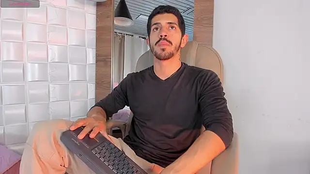 Snapshot of AlejandroStormm chatting on 02/08/26, 03:32 AlejandroStormm online show from 02/08/26, 03:32
