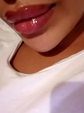 Snapshot of Sexlove1xo chatting on 09/27/25, 02:33 Sexlove1xo online show from 09/27/25, 02:33