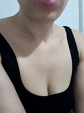 Snapshot of BUSE8821 chatting on 10/21/25, 09:04 BUSE8821 online show from 10/21/25, 09:04