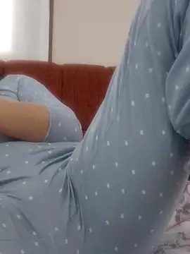 Snapshot of BUSE8821 chatting on 11/24/25, 08:25 BUSE8821 online show from 11/24/25, 08:25