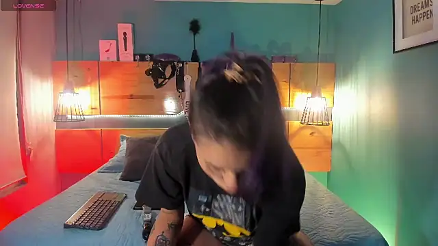 Snapshot of ChloeAllennn chatting on 11/12/25, 11:43 ChloeAllennn online show from 11/12/25, 11:43