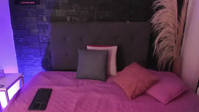 Maite Smith  online show from 12/17/25, 12:22