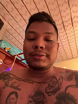 Snapshot of Saipuer31 chatting on 12/16/25, 03:28 Saipuer31 online show from 12/16/25, 03:28