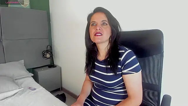 Snapshot of laura_hotties chatting on 03/05/25, 04:02 laura hotties online show from 03/05/25, 04:02