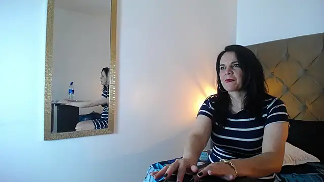 Snapshot of laura_hotties chatting on 03/21/25, 03:57 laura hotties online show from 03/21/25, 03:57