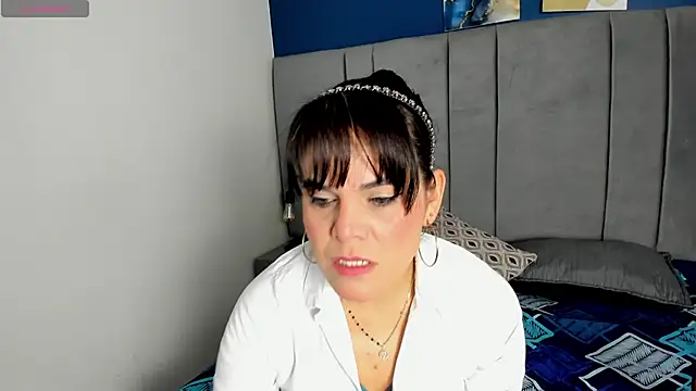 Snapshot of laura_hotties chatting on 12/15/25, 01:48 laura hotties online show from 12/15/25, 01:48