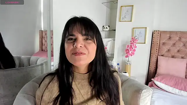 laura hotties online show from 06/06/26, 02:11