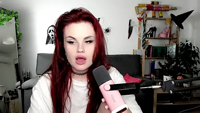 Della Ideal online show from 10/22/25, 05:02