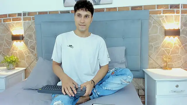 Snapshot of buddy_whitte chatting on 03/12/25, 01:19 buddy whitte online show from 03/12/25, 01:19