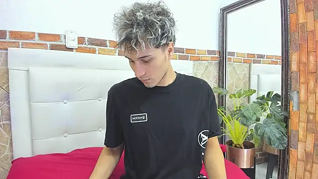 Snapshot of buddy_whitte chatting on 09/19/25, 12:28 buddy whitte online show from 09/19/25, 12:28