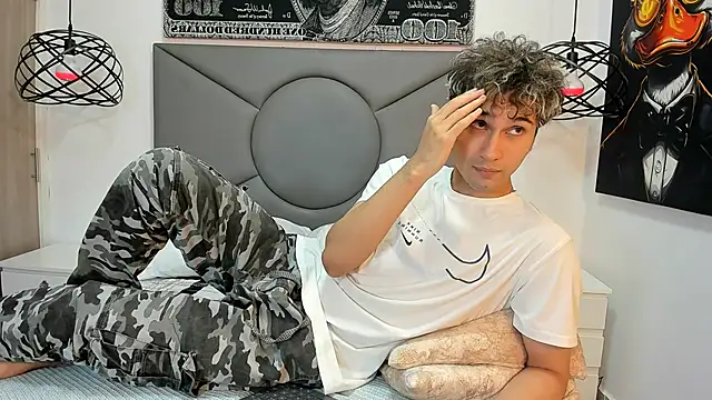 Snapshot of buddy_whitte chatting on 10/28/25, 11:58 buddy whitte online show from 10/28/25, 11:58