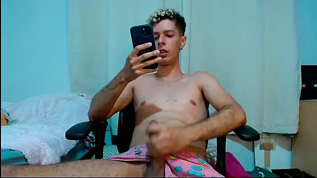 Snapshot of blondetwink chatting on 02/24/25, 03:44 blondetwink online show from 02/24/25, 03:44