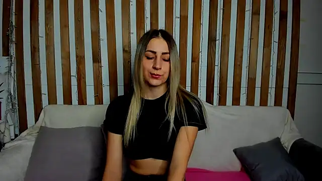 Snapshot of Ellen_Ross chatting on 02/24/25, 08:17 Ellen Ross online show from 02/24/25, 08:17