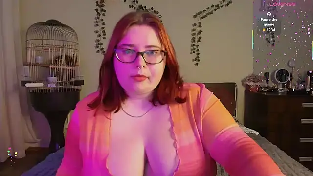 Snapshot of Lily_lu_one chatting on 12/17/25, 02:12 Lily lu one online show from 12/17/25, 02:12