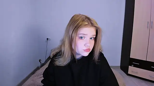 LaseyMoon online show from 11/23/25, 01:49