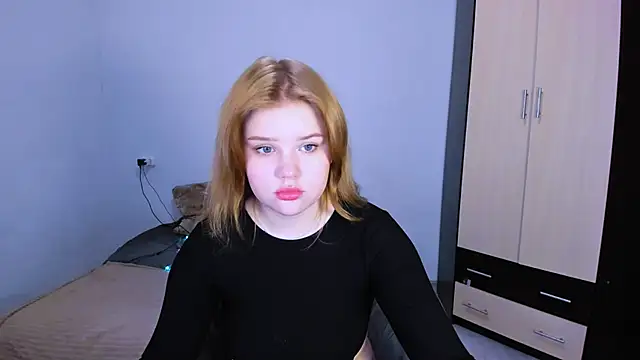 LaseyMoon online show from 12/03/25, 02:19