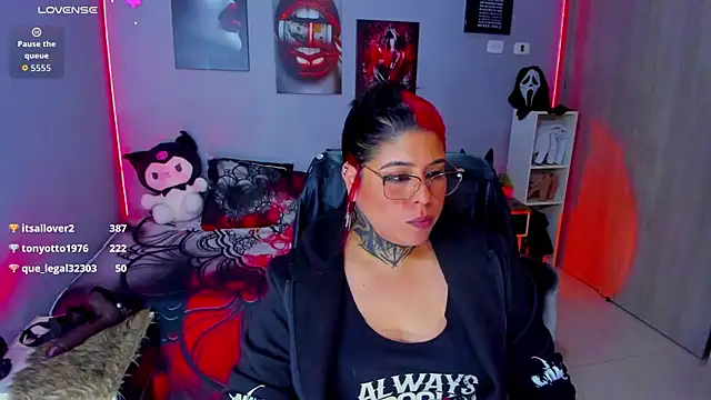 Snapshot of Veronika_metal chatting on 10/23/25, 06:34 Veronika metal online show from 10/23/25, 06:34