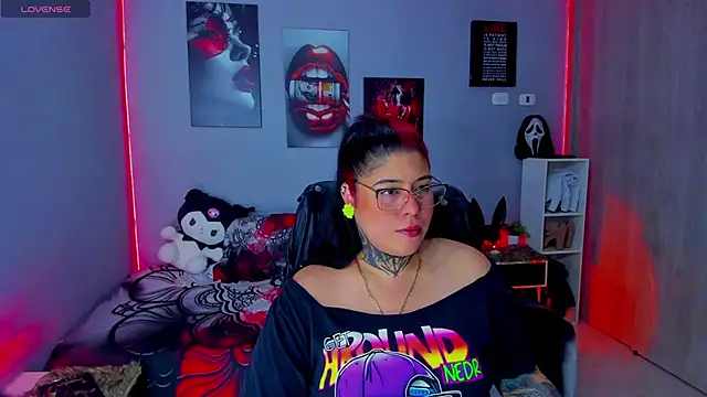 Snapshot of Veronika_metal chatting on 11/07/25, 08:25 Veronika metal online show from 11/07/25, 08:25