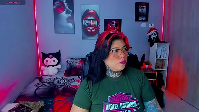 Snapshot of Veronika_metal chatting on 11/17/25, 07:36 Veronika metal online show from 11/17/25, 07:36