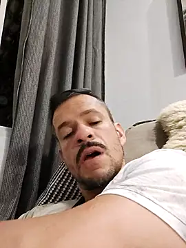 Snapshot of juniortche1313 chatting on 10/17/25, 01:42 juniortche1313 online show from 10/17/25, 01:42