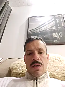 Snapshot of juniortche1313 chatting on 10/22/25, 02:12 juniortche1313 online show from 10/22/25, 02:12