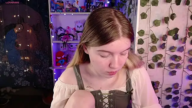 Snapshot of Strawberry_juli chatting on 03/18/25, 02:15 Strawberry juli online show from 03/18/25, 02:15