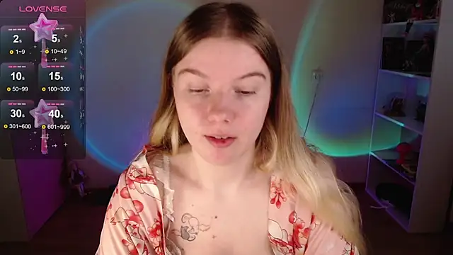 Snapshot of Strawberry_juli chatting on 09/16/25, 09:10 Strawberry juli online show from 09/16/25, 09:10