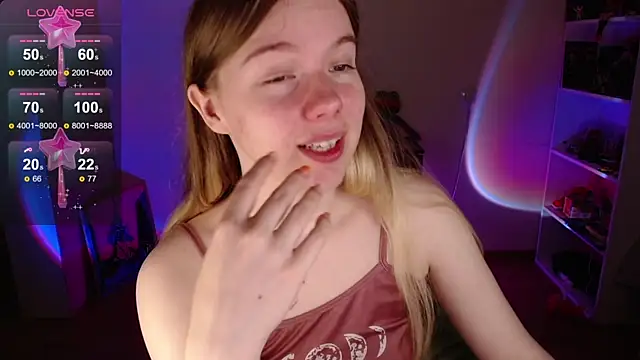 Snapshot of Strawberry_juli chatting on 09/22/25, 07:43 Strawberry juli online show from 09/22/25, 07:43