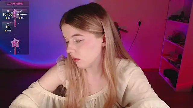 Strawberry juli online show from 04/07/26, 04:07