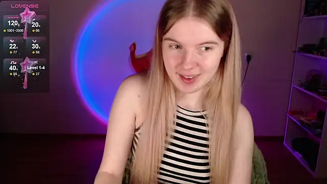 Strawberry juli online show from 04/19/26, 01:32