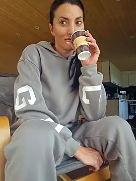 Snapshot of zoeylarkens chatting on 10/05/25, 01:09 zoeylarkens online show from 10/05/25, 01:09