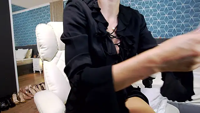 Snapshot of zoeylarkens chatting on 10/14/25, 04:19 zoeylarkens online show from 10/14/25, 04:19