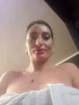 Snapshot of zoeylarkens chatting on 10/27/25, 04:16 zoeylarkens online show from 10/27/25, 04:16