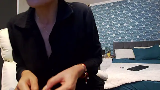 Snapshot of zoeylarkens chatting on 11/05/25, 04:40 zoeylarkens online show from 11/05/25, 04:40