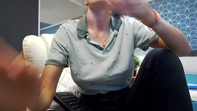 Snapshot of zoeylarkens chatting on 11/06/25, 05:47 zoeylarkens online show from 11/06/25, 05:47