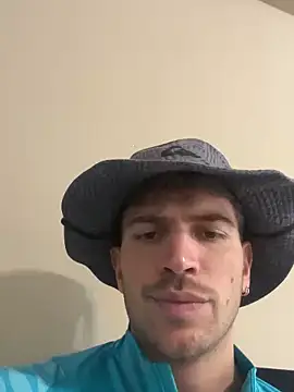 Snapshot of shuki0101 chatting on 03/12/25, 04:02 shuki0101 online show from 03/12/25, 04:02