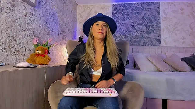 Liannaa  online show from 04/21/26, 07:39