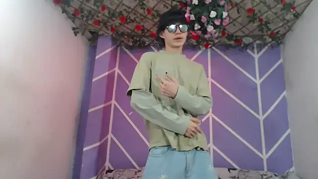 Snapshot of Maxxi_hot23 chatting on 10/13/25, 01:05 Maxxi hot23 online show from 10/13/25, 01:05