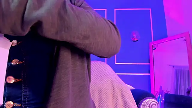 Snapshot of TaraTaylorr chatting on 12/23/25, 02:42 TaraTaylorr online show from 12/23/25, 02:42