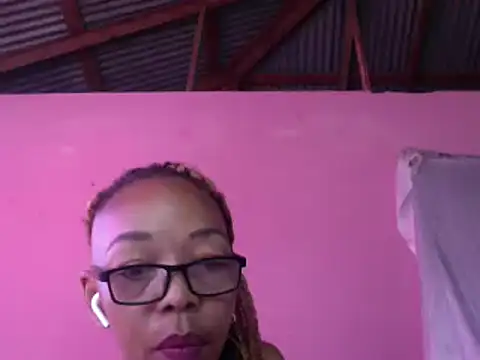 Snapshot of Ladyzee25 chatting on 05/02/26, 02:00 Ladyzee25 online show from 05/02/26, 02:00