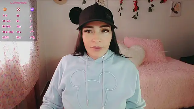 luna lgomez  online show from 11/12/25, 12:38