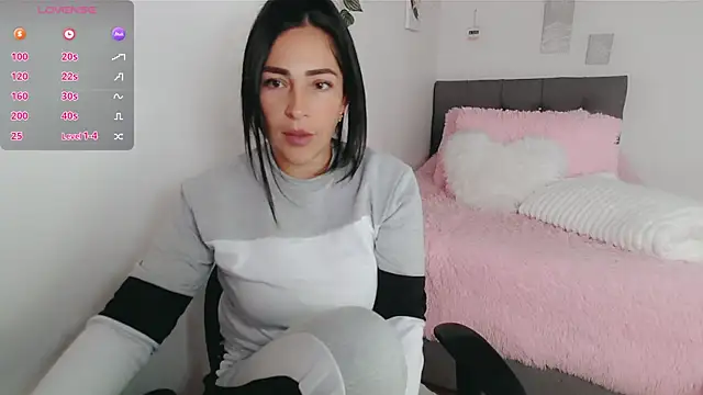 luna lgomez  online show from 12/19/25, 12:45