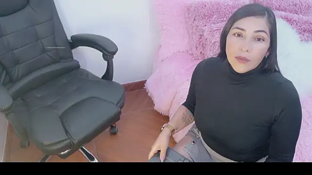 Snapshot of luna_lgomez_ chatting on 06/17/26, 12:13 luna lgomez online show from 06/17/26, 12:13