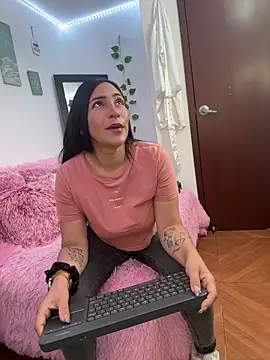 Snapshot of luna_lgomez_ chatting on 06/17/26, 12:18 luna lgomez online show from 06/17/26, 12:18