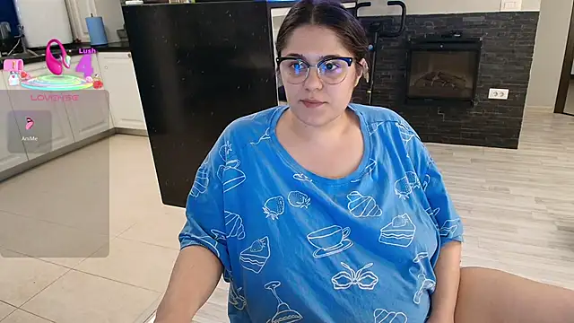 Layla- online show from 04/19/26, 01:54