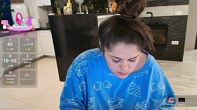 Layla- online show from 04/22/26, 10:28