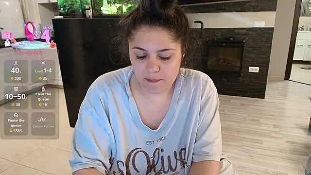 Snapshot of Layla- chatting on 04/26/26, 10:24 Layla- online show from 04/26/26, 10:24