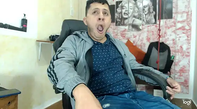 Snapshot of Emilianoveryhot chatting on 03/17/25, 03:03 Emilianoveryhot online show from 03/17/25, 03:03