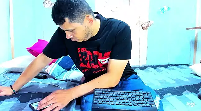 Snapshot of Emilianoveryhot chatting on 03/19/25, 04:14 Emilianoveryhot online show from 03/19/25, 04:14