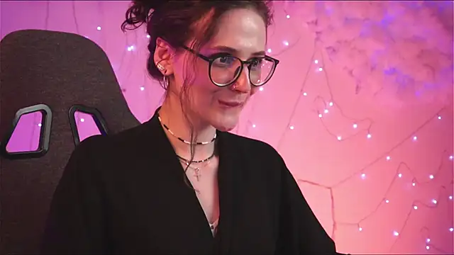 Snapshot of OliviaMcClean chatting on 03/19/25, 10:31 OliviaMcClean online show from 03/19/25, 10:31